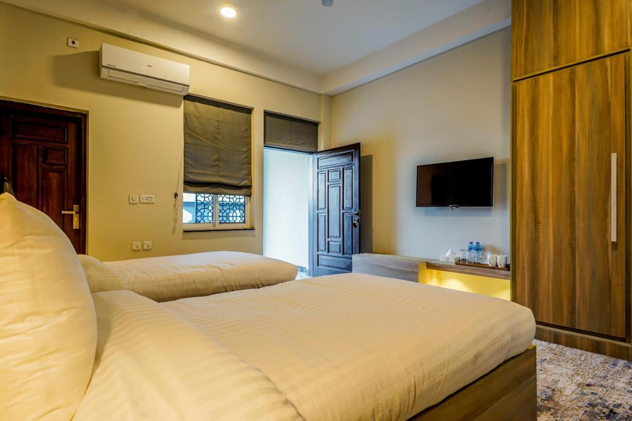 Roomy Crossroads Hotel, Пешавар Экстерьер фото