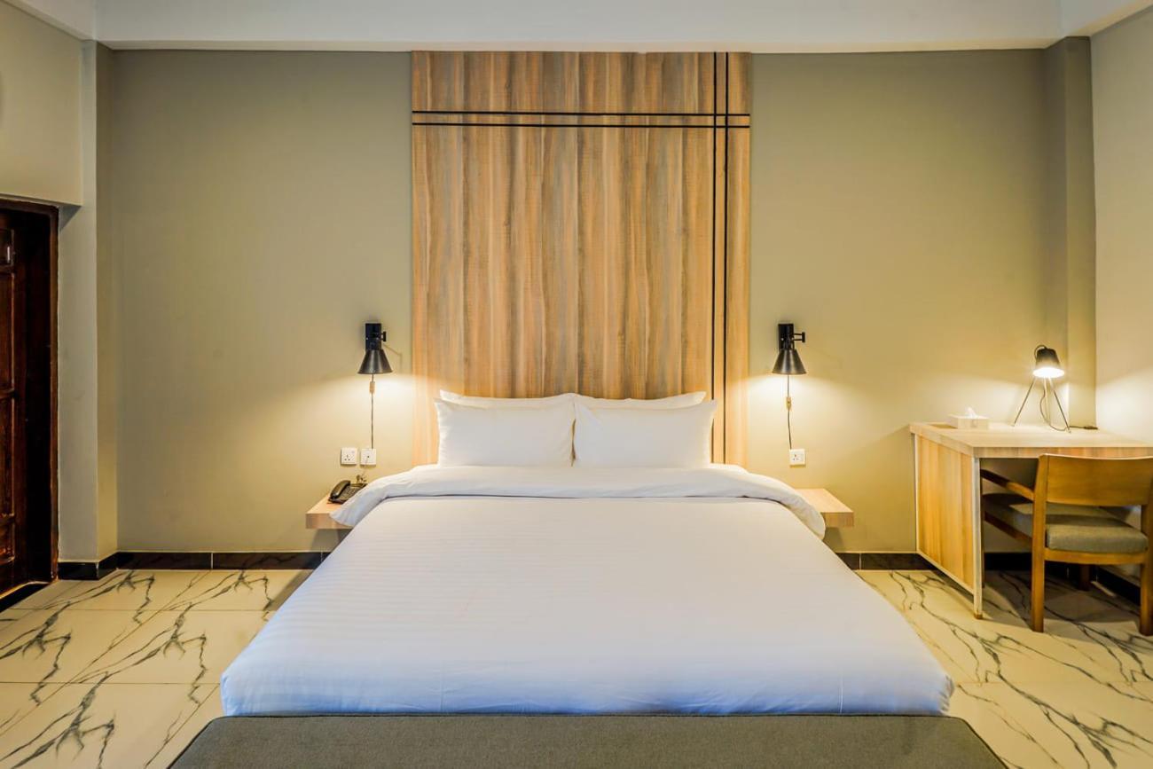 Roomy Crossroads Hotel, Пешавар Экстерьер фото